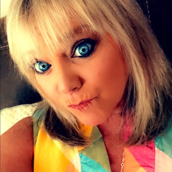 Meet your Posher, Carla - Picture 2 of 4